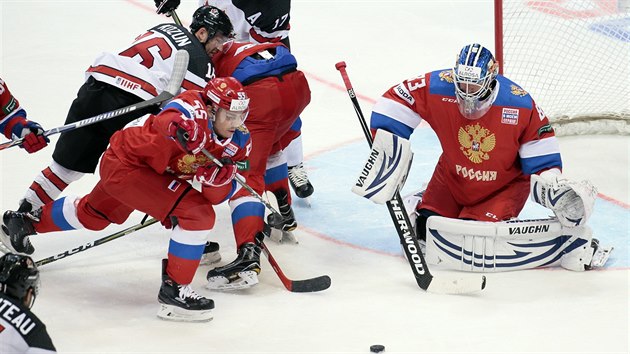 Souboj o puk před ruským gólmanem Vasilijem Košečkinem v utkání proti Kanadě