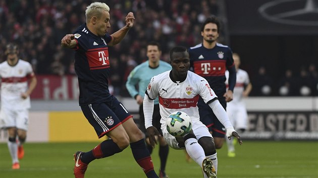 Chadrac Akolo (vpravo) ze Stuttgartu proti Rafinhovi v zpase s Bayernem