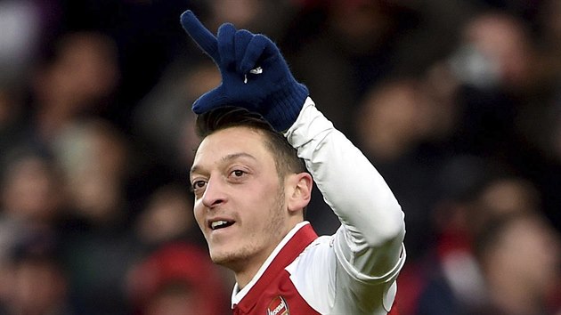 Mesut �zil z Arsenalu se raduje po vst�elen�m g�lu.
