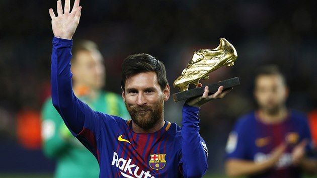 Lionel Messi z Barcelony pzuje se Zlatou kopakou, kterou dostal ped zatkem utkn s La Coruou.