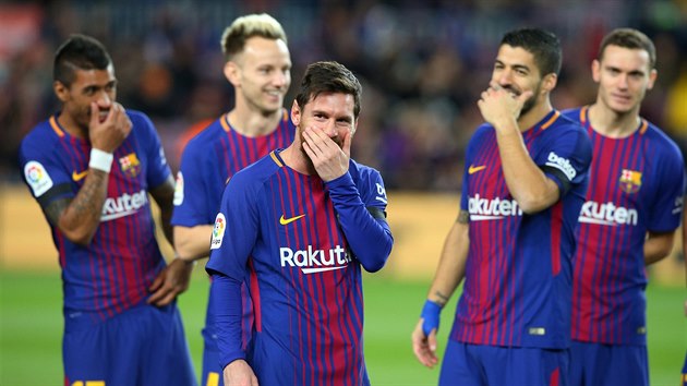 Lionel Messi vtipkuje se spoluhri z Barcelony ped zatkem utkn s La Coruou.