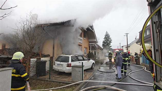 Ve Stříteži u Jihlavy v pondělí ráno hořel rodinný dům a vedle stojící automobil. Na místě zasahovalo pět jednotek hasičů, škoda byla předběžně vyčíslena na dva miliony korun.