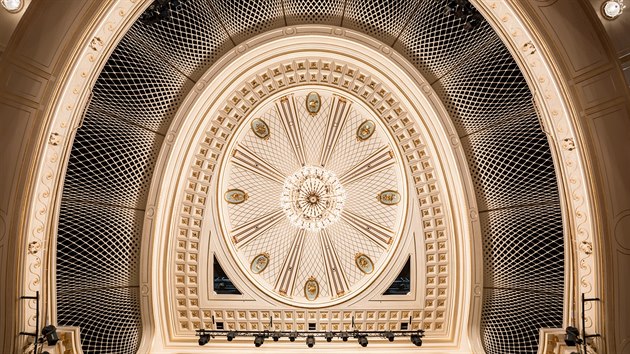 Pohled na strop Státní opery Pod lipami, který byl během rekonstrukce zvýšen o pět metrů.