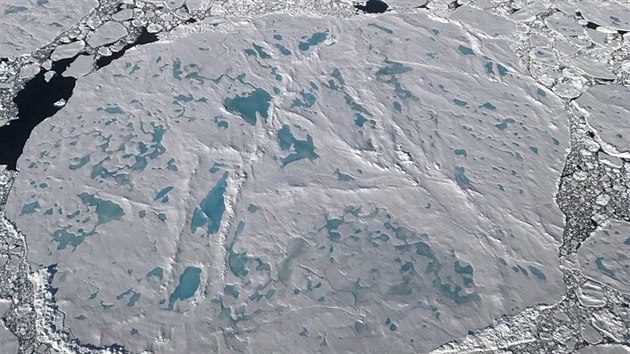 Tn ledovho pkrovu Arktidy je nejvce patrn na leteckch a satelitnch snmcch.