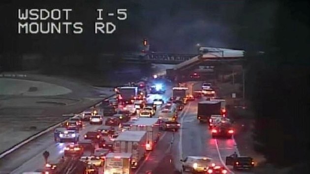Nedaleko Seattlu na zpad USA vykolejil osobn vlak, st soupravy se pak z elezninho mostu ztila na dlnici (18. prosince 2017)