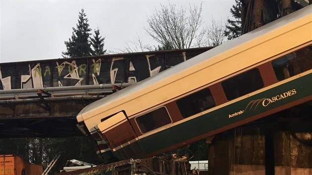 Nedaleko Seattlu na zpad USA vykolejil osobn vlak (18. prosince 2017)