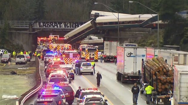 U Seattlu vykolejil vlak a ztil se na dlnici, na mst jsou mrtv (18. prosince 2017)