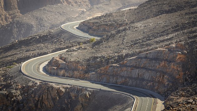 Jabel Al Jais Road je spíš taková horská autostráda: větší, rozmáchlejší, bezpečnější a v celé délce tříproudová