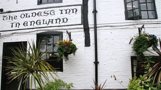 Údajně nejstarší anglická restaurace má ve svém štítu vepsaný rok 1189.