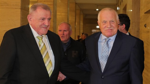 Bývalí premiéři Václav Klaus (vpravo) a Vladimír Mečiar se zúčastní debaty Klaus - Mečiar: čtvrtstoletí nové české a slovenské státnosti (11. prosince 2017).
