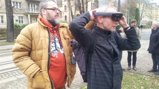 Richard Charvát (vlevo) a Jan Stolín se speciálními brýlemi.