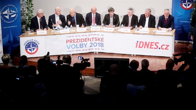 Debata osmi prezidentských kandidátů o obraně, bezpečnosti a zahraniční politice v pražském Informační centrum o NATO. (12. prosince 2017)