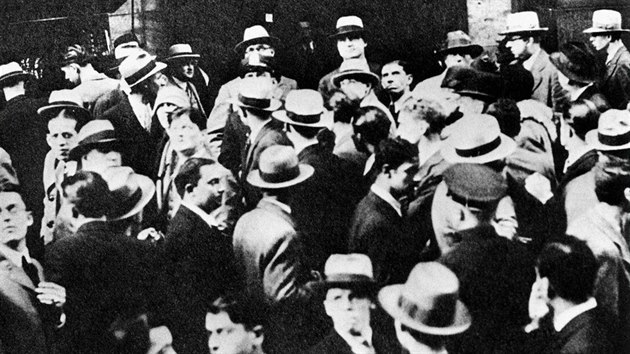 Dav před newyorským sídlem americké burzy cenných papírů (říjen 1929)