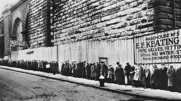 Lidé čekají ve frontě na příděl potravin u paty Brooklynského mostu (30. léta 20. století)