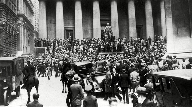 Rozvášněný dav před newyorskou burzou na Wall Street museli uklidňovat policisté na koních. (29. října 1929)