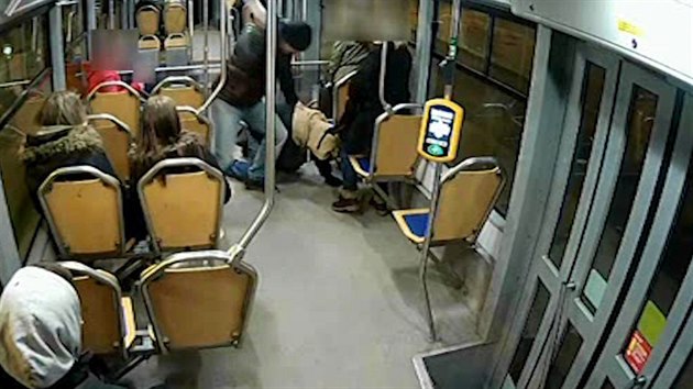 Agresor napadl cestujícího, rozbil o nj lahev