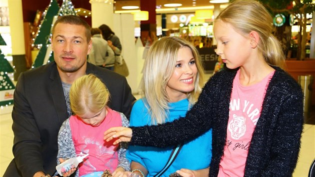 Romana J�kl V�tov� a Petr J�kl a dcery Sofie a Nela