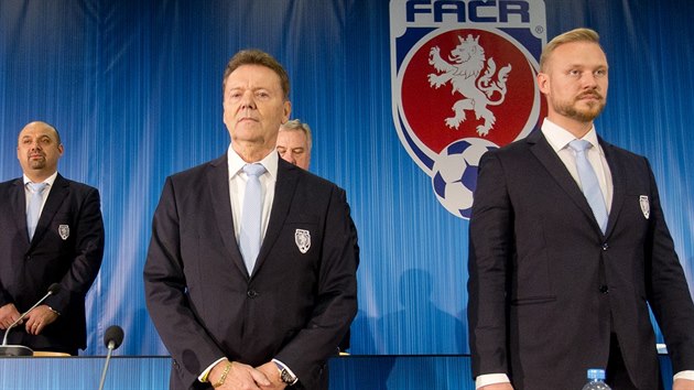 Místopředseda fotbalové asociace Roman Bebr a Jan Pauly, šéf právního oddělení, na mimořádné valné hromadě v Nymburce.