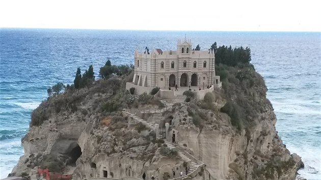 Tropea. Z d�lky vypad� jako m�sto z poh�dky, zbl�zka ale pochop�te, �e skon�ila p�ed mnoha a mnoha lety.