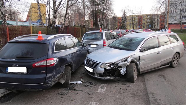 Opilec za volantem naboural na Slovenské ulici v Karviné pět vozidel.
