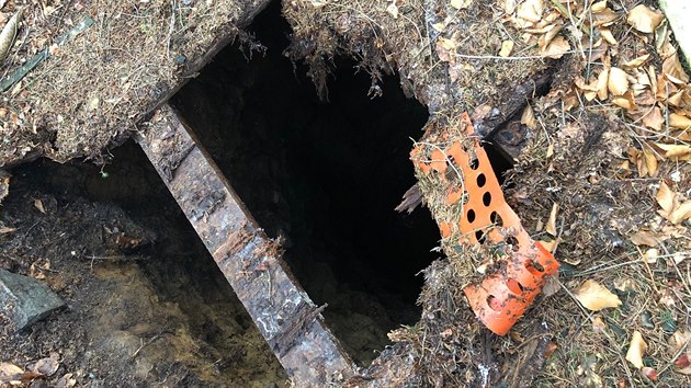 Pohled do staré šestimetrové studny v lese, kam spadla čtyřletá dívenka.
