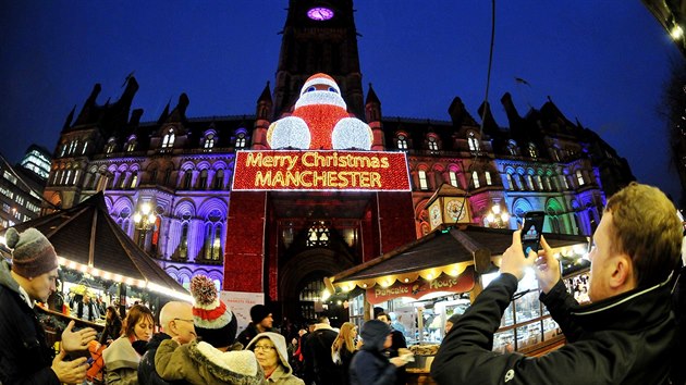 Do dvactky mst se dostal i Manchester. Na mstn trhy dohl ob Santa Klaus