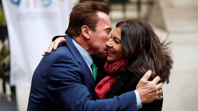 Herec a bývalý kalifornský guvernér Arnold Schwarzenegger se zdraví s pařížskou primátorkou Anne Hidalgovou. (11. prosince 2017)
