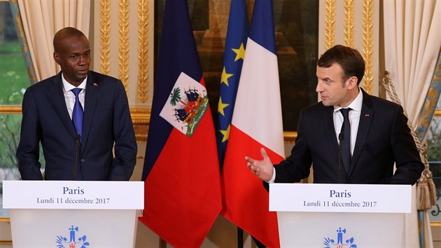 Prezident Haiti Moise Jovenel (vlevo) a francouzský prezident Emmanuel Macron v Elysejském paláci v Paříži. (11. prosince 2017)