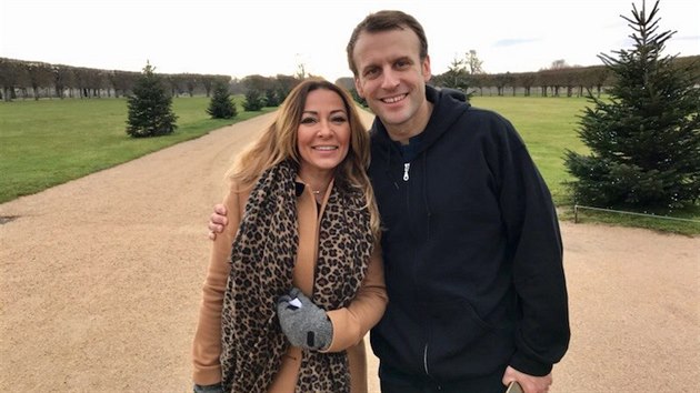 Francouzský prezident Emmanuel Macron se vyfotil s turistkou, která ho zastihla při běhání v parku zámku Chambord. (16. prosince 2017)