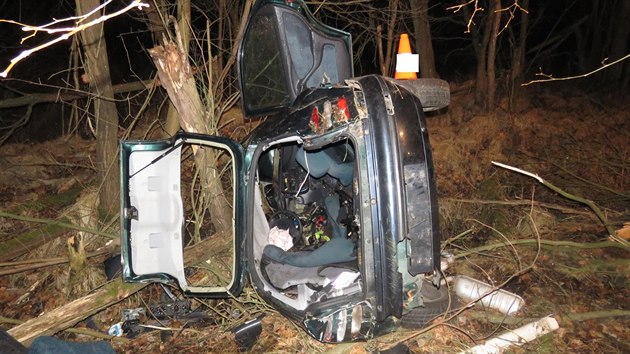 Řidička vyjela ze silnice a auto skončilo mezi stromy. Nehoda se stala mezi obcí Obora a Netolicemi.