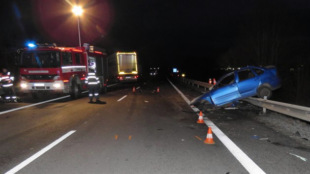 Z VW Polo se po stetu s kamionem stala hromada rotu.