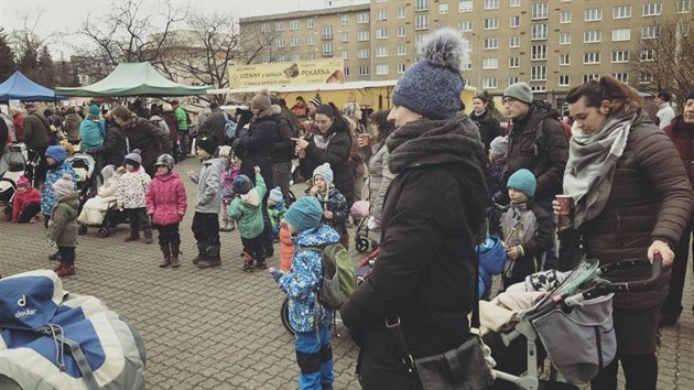 Lid sleduj vystoupen medvda.