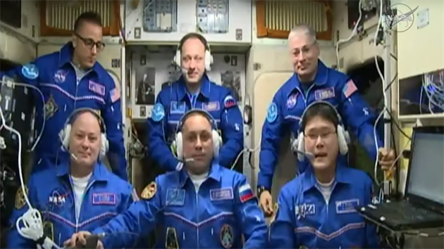 Nov� pos�dka pr�v� dorazila na ISS (19.12.2017). Rusk� kosmonaut Anton �kaplerov, americk� astronaut Scott Tingle a japonsk� astronaut Nori�ege Kanai dopln� t�m pracuj�c� v orbit�ln�m komplexu na obvykl�ch �est �len�.