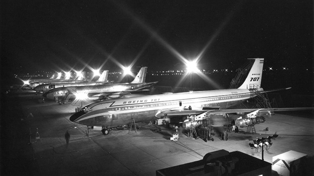 Nov letouny Boeing 707 a KC 135 v Rentonu.  f