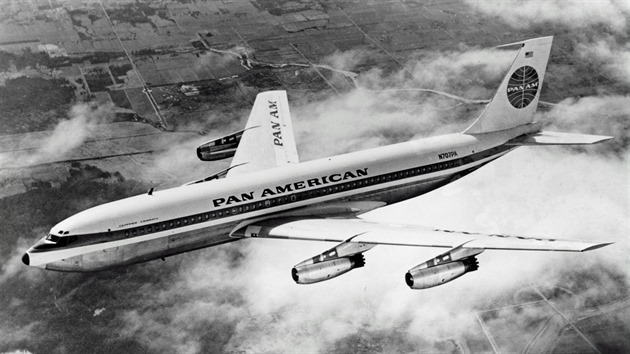 První Boeing 707 pro Pan Am při letu.