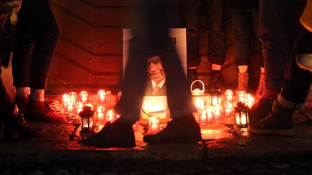 I v Chebu lidé uctili Havlovu památku. V�t�ina z nich p�i�la zapálit sví�ku s...