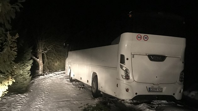 Hort zchrani evakuovali v Krunch horch ze zapadlho autobusu 48 senior (9. prosince 2017).