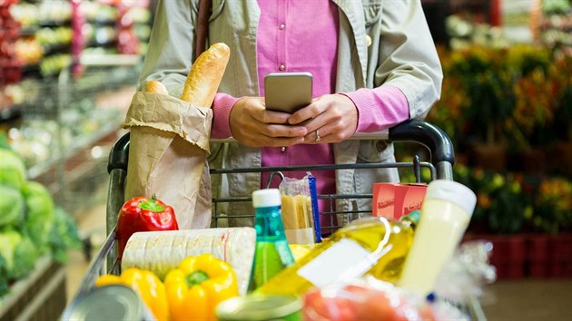 Chytré využití mobilu vám při nákupech jídla ušetří spoustu peněz