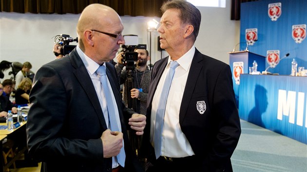 Dva někdejší rozhodčí, kteří chtějí vládnout českému fotbalu. Roman Berbr (vpravo), který z pozice místopředsedu mu už vládne a chce mandát i dál, a Miroslav Liba, který kandiduje na člena výkonného výboru.
