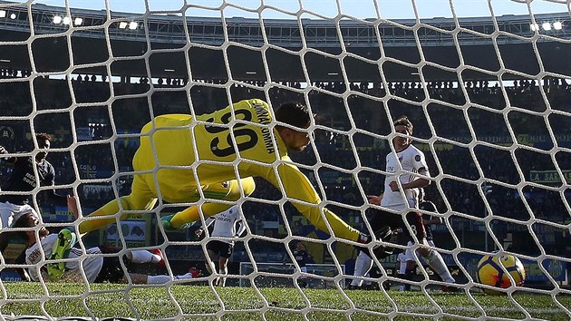 Brank Gianluigi Donnarumma z AC Miln inkasuje na hiti Hellasu Verona.