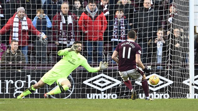 David Milinkovi z Hearts stl gl z penalty, brank Craig Gordon z Celtiku Glasgow smr vystihl, ale na m nedoshl.