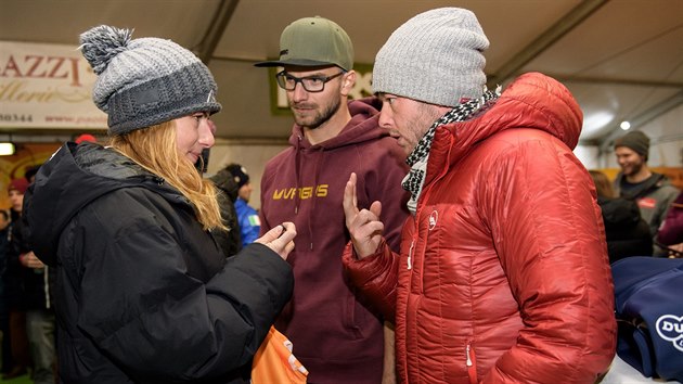 Ester Ledeck (vlevo) a jej kou Justin Reiter (vpravo); uprosted servisman Petr Kouil.