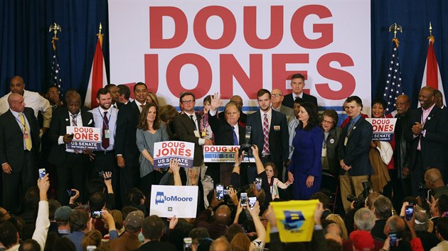 Doug Jones bhem svho vtznho proslovu (12. prosince 2017)