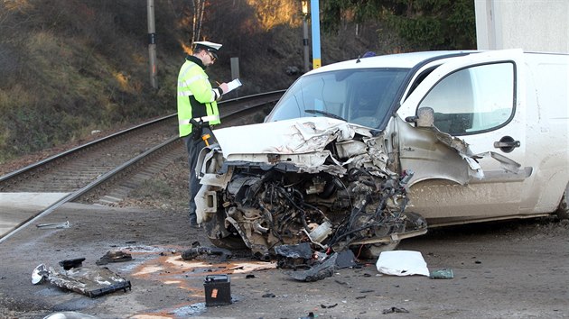 V Dolní Cerekvi se srazil osobní vůz s rychlíkem. Hrozivě vypadající nehoda se obešla bez zranění.