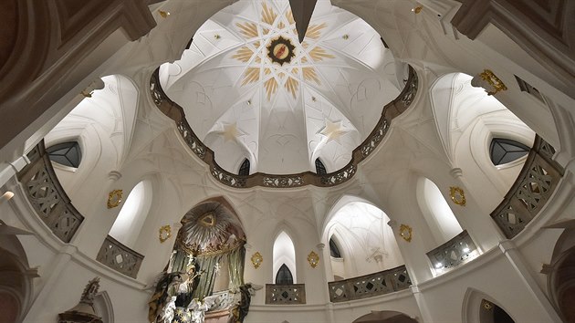 Nové světelné zdroje na galeriích kostela sv. Jana Nepomuckého na Zelené hoře ve Žďáře nad Sázavou jsou až na výjimky skryté. Takzvané chórky působí, jako by odtud vystupovalo denní světlo. Autoři konceptu mluví o technickém minimalismu.