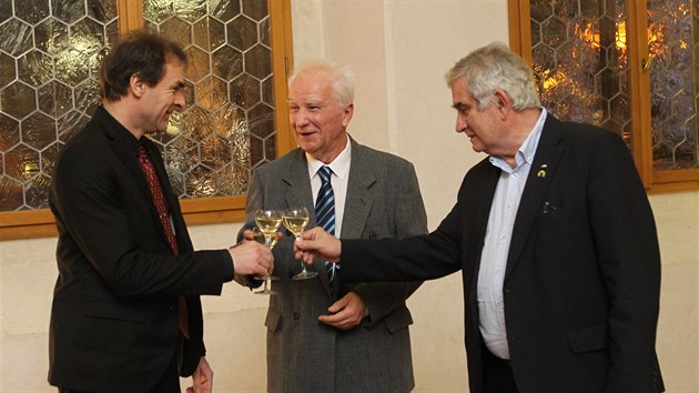 Každá publikace Ladislava Vilímka je pro Jihlavu velmi cenná. Křtu se zúčastnil k primátor Rudolf Chloupek (vpravo) a jeho náměstek Radek Popelka (vlevo).