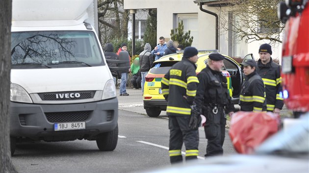 V jihlavské Slavíčkově ulici se střílelo na projíždějící automobil. Útok řidička nepřežila.