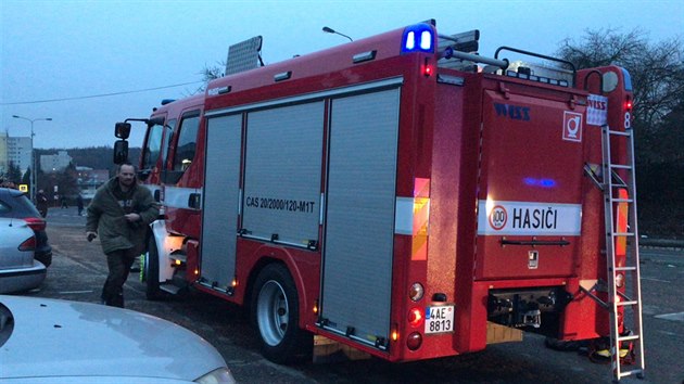 Pražští hasiči zasahují v areálu firmy v ulici Komořanská při úniku chloru (11.12.2017)