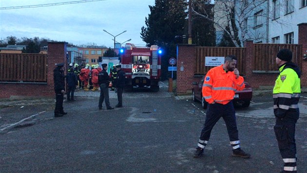 Pražští hasiči zasahují v areálu firmy v ulici Komořanská při úniku chloru (11.12.2017)