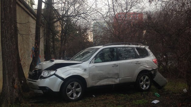 Po srážce s jiným automobile narazil vůz do stromu (14.12.2017)
